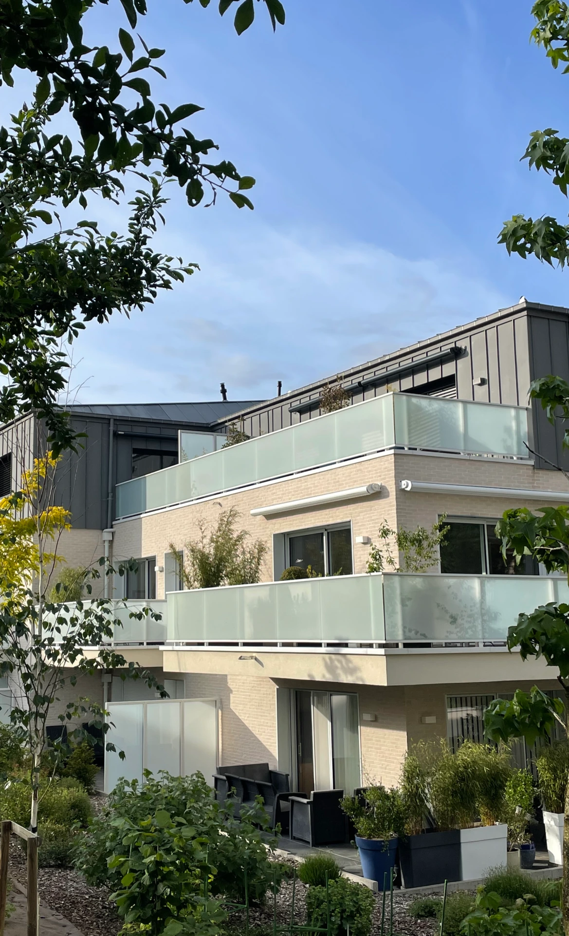 Vue extérieur d'un bâtiment neuf dans un cadre arboré, projet réalisé par Hauplo sur Metz